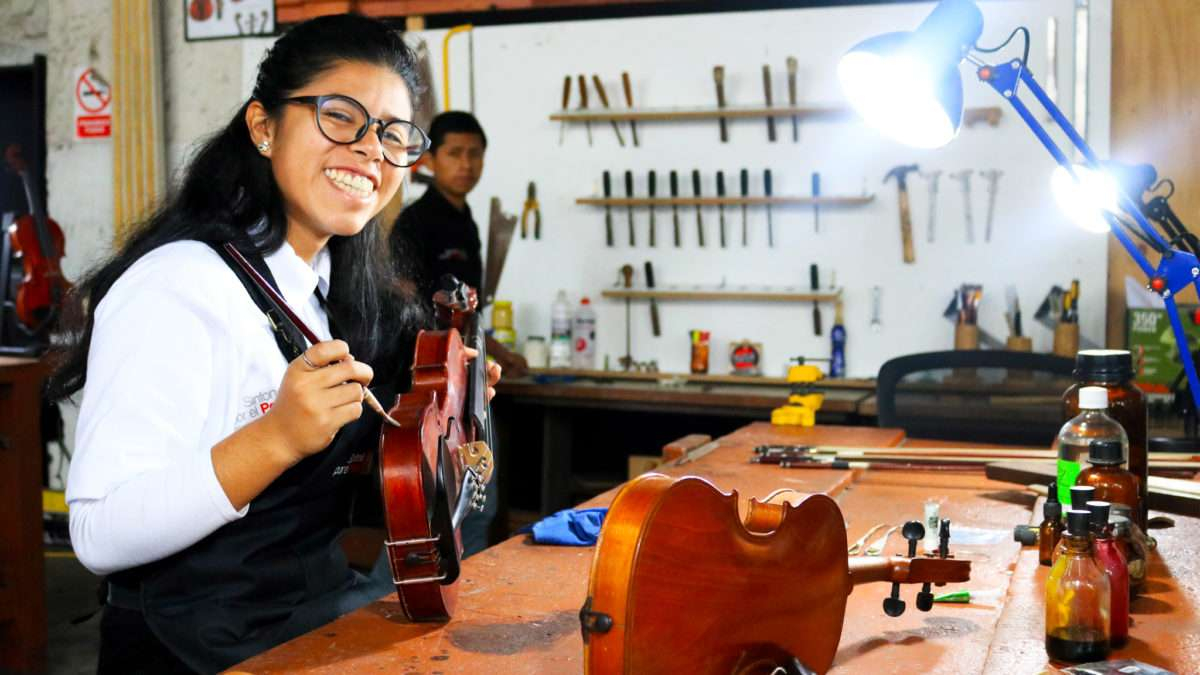 Taller de Lutería de Sinfonía por el Perú