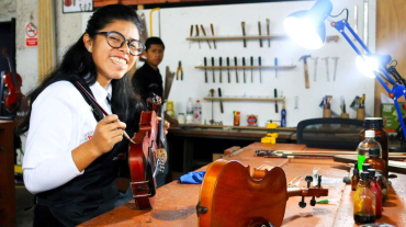 Taller de Lutería de Sinfonía por el Perú