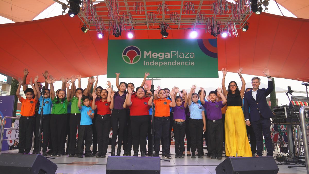 Foto-grupal-alzando-los-brazos