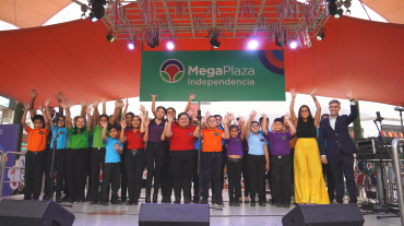 Foto-grupal-alzando-los-brazos